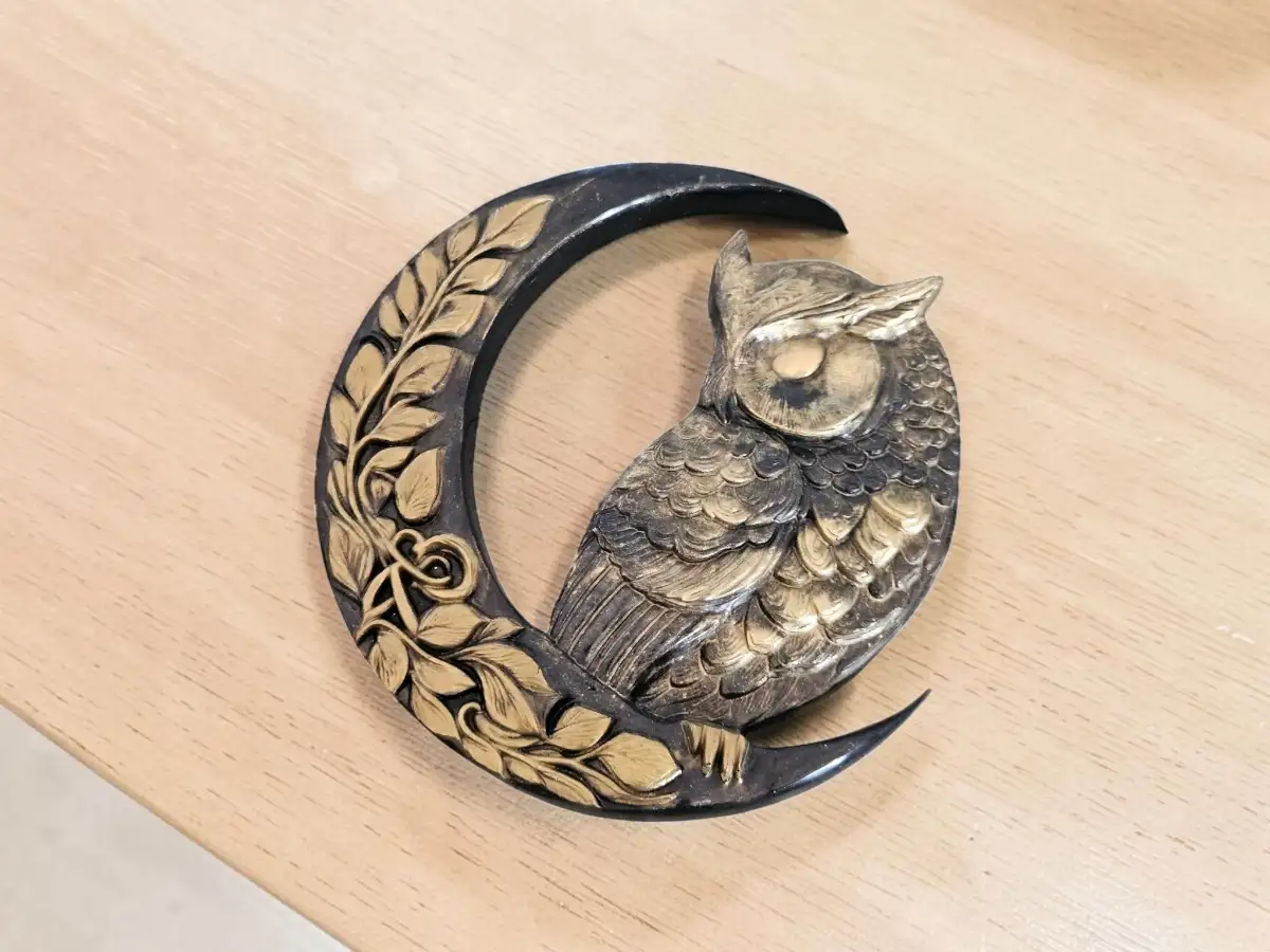Chouette / hibou sur croissant de lune